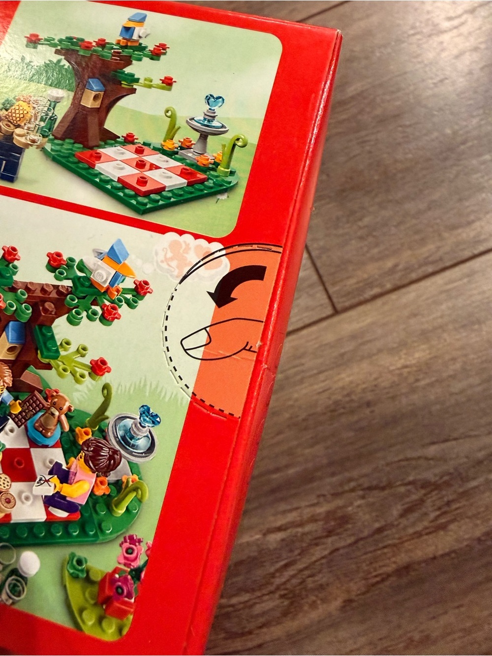 Lego 40236 Picnic Playset with Green Tree, Red Balloon & Blue Bird - Picture 4 of 5